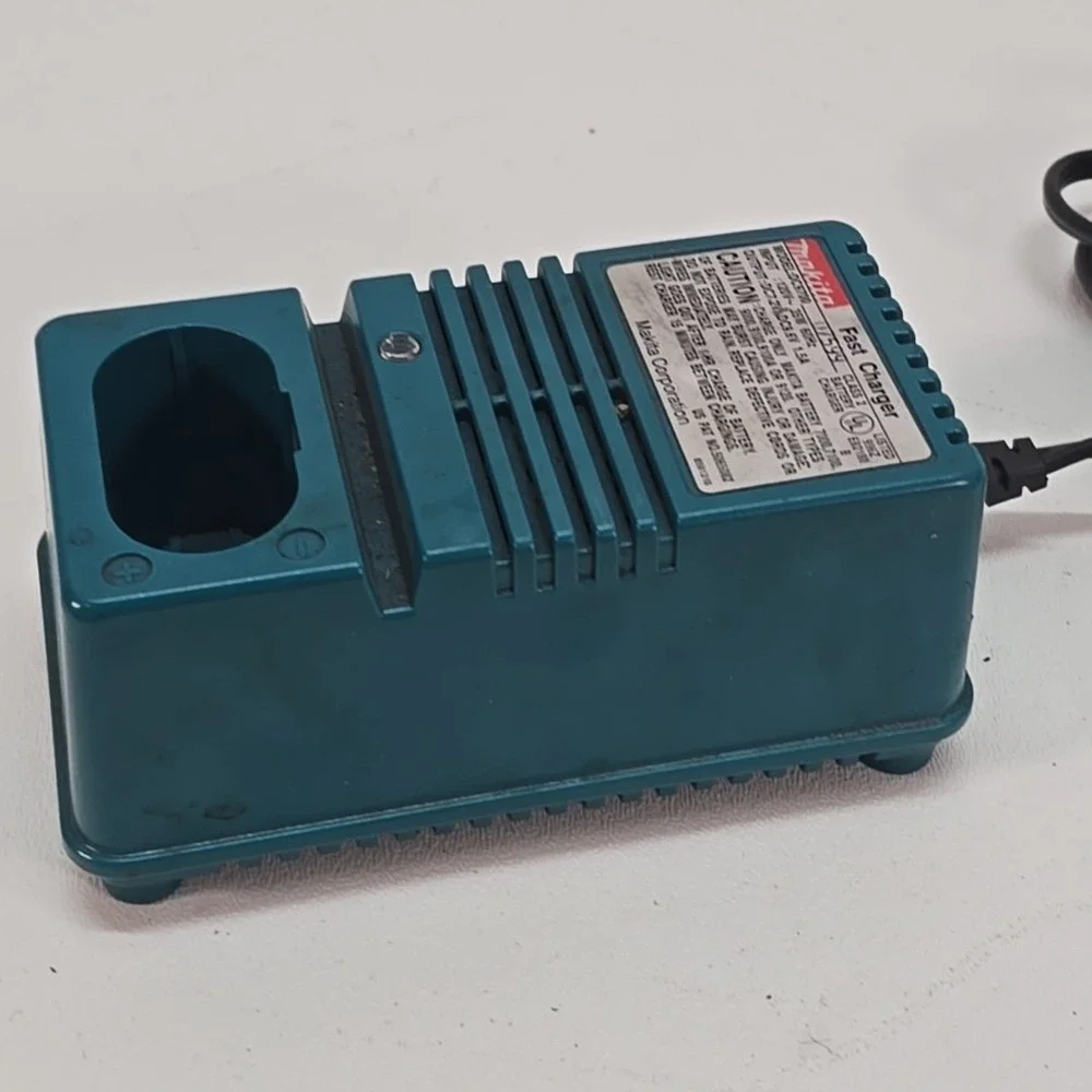 Makita DC9700‎ Fast Charger 7.2V 9.6V 120V 35W Class 2 Battery Tool USA Blue